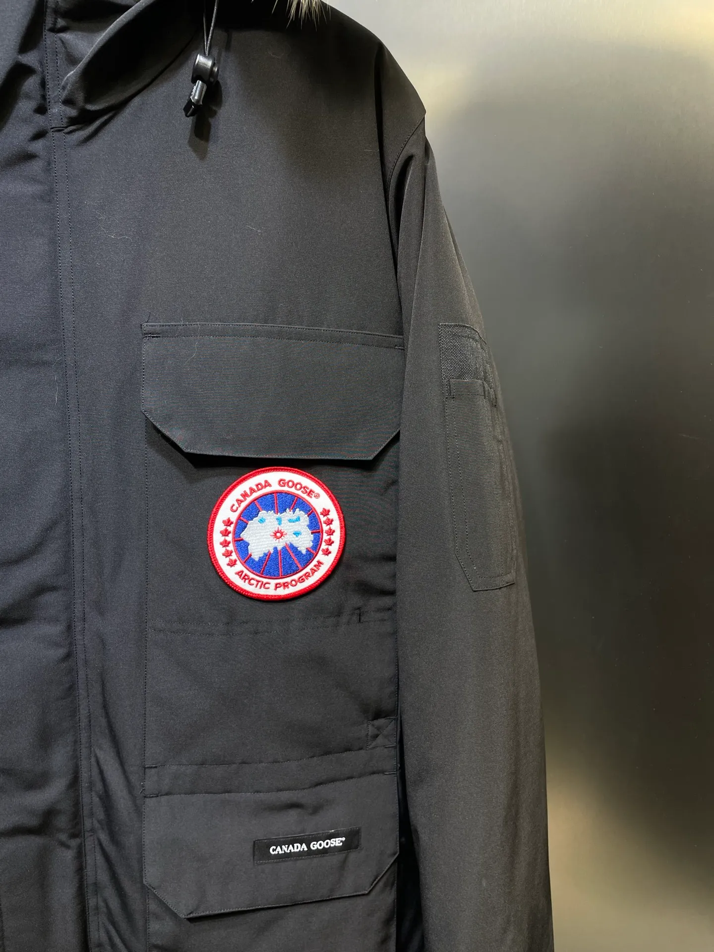 P910 special version 🌟 🇨🇦CANADA GOOES 24 new models 08 models/couple models Factory direct supply: supplying global purchasing agents, micro-business, entities, Tmall, high-end stalls and studio cooperation, free shipping! Canada Goose Expedition Parka 2008 is the same style for men and women. It is mid-length and the most timeless classic. All Arctic and Antarctic scientific expedition teams choose Canada Goose as their cold-proof equipment. It is the Rolls-Royce of down jackets. ➖ Industry-leading anti-counterfeiting chip sensing. ➖ Imported Behringer embroidery machines and customized embroidery labels, the highest level and industry leading. ➖ Imported Korean 21-count polyester-cotton blended original fabric, TC85 waterproof coated fabric, water-repellent, windproof and wear-resistant. ➖ The new national standard 80 white duck down is filled with an average of 520 grams of down. The amount of down filled is industry-leading. ➖ 100% nylon lining with double double-layer sealing design to prevent velvet running, and seamless thread design on the cuffs! ➖ Western Canadian Green Wolf Collar. ➖ Yoshida YKK provides original factory-customized electroplated sliders. YKK two-way lockable zippers are tight and smooth and do not peel off paint. ➖ 3M composite Velcro is durable and the accessories and hardware are all custom-made. Note: Our copywriting is only simple and clear. Instead of bragging about the copywriting, it is better to compare and understand with samples. Only for the purest goose, the most dedicated, the most professional, the highest quality, the highest cost performance!  Size:XS-XXL